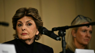 Dezenas de mulheres 'de todo o mundo' acusam o falecido magnata Mohamed Al Fayed de agress&otilde;es sexuais