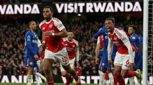 Arsenal vence Chelsea (2-1) e se consolida na lideran&ccedil;a da Premier League