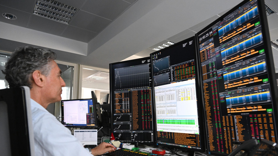 Borsa: Milano in calo con le banche, bene Mps e Mediobanca