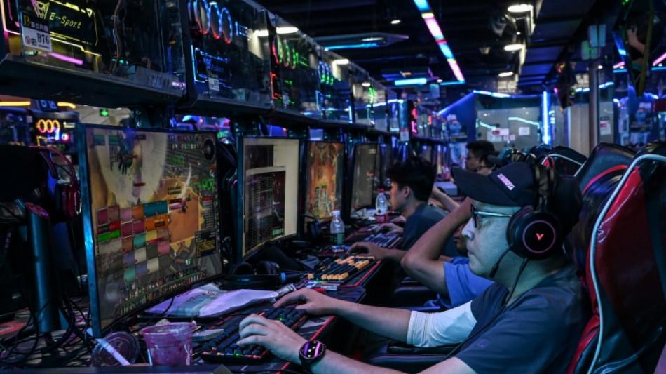 Dans un cybercaf&eacute; de P&eacute;kin, les nostalgiques de World of Warcraft c&eacute;l&egrave;brent le retour du jeu en Chine
