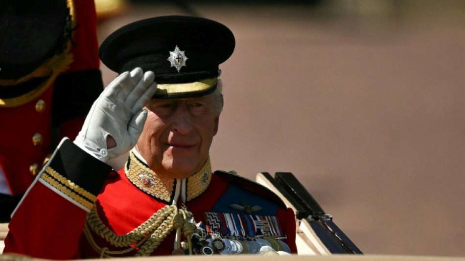 Desfile de anivers&aacute;rio de Charles III em Londres homenageia v&iacute;timas do acidente da Air India
