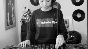 Dj Michelle, alla consolle a 12 anni, la pi&ugrave; giovane in Italia