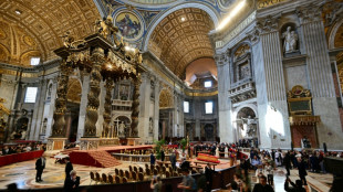 Com l&aacute;grimas e paci&ecirc;ncia, fi&eacute;is d&atilde;o adeus ao papa Francisco