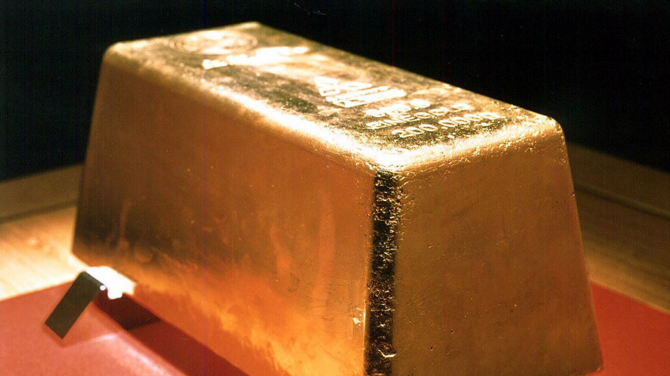 Prezzo oro in aumento, Spot a 3.031,43 dollari