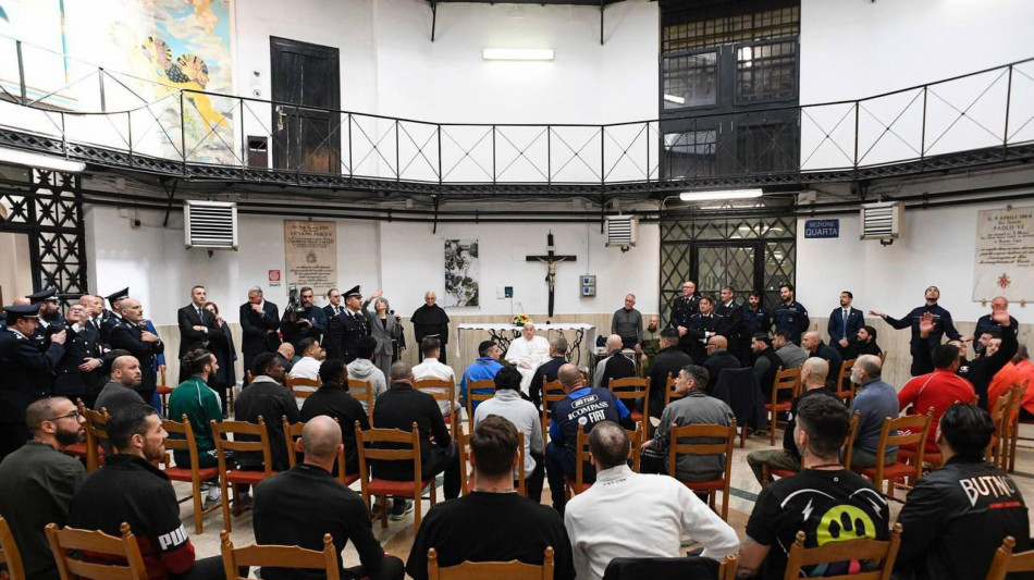 Nelle carceri detenuti seguono insieme i funerali del Papa