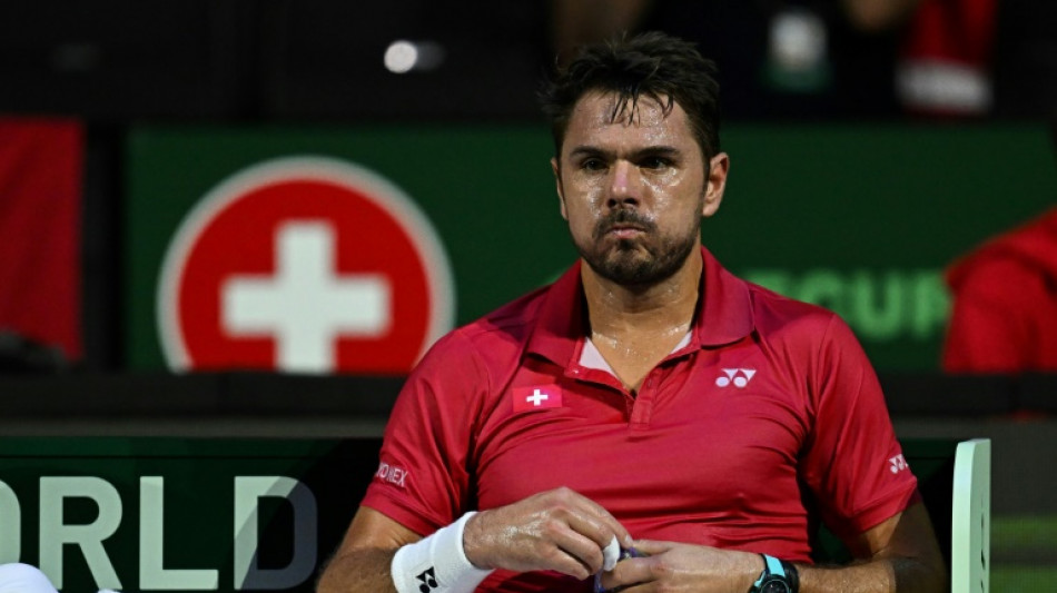 Wawrinka se&ntilde;ala a Piqu&eacute; ante las gradas vac&iacute;as en M&aacute;nchester en la Copa Davis