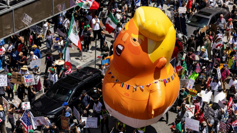 Decenas de miles de manifestantes salen a la calle en EEUU contra el "rey" Trump