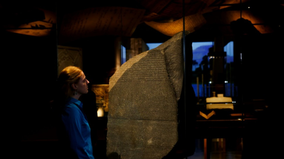 La pierre de Rosette, cruciale dans le d&eacute;cryptage des hi&eacute;roglyphes, c&eacute;l&eacute;br&eacute;e au British Museum