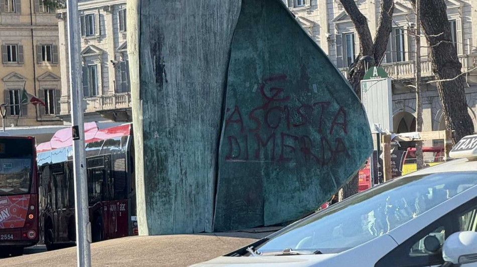 Tajani, senza parole per profanazione statua di Papa Wojtyla