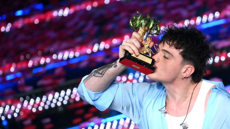 Hit Parade, torna in vetta Olly con Tutta Vita