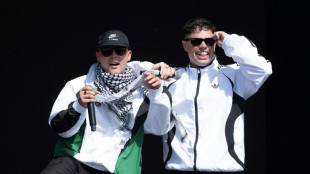 Rappers Kneecap desafiam cr&iacute;ticas e defendem causa palestina em Glastonbury