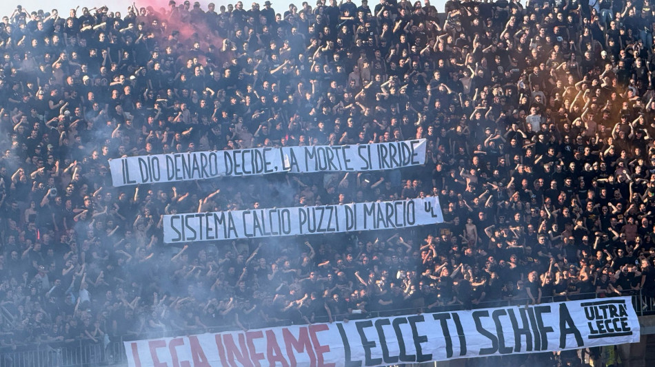 Calcio: protesta tifosi Lecce, gara interrotta 5'