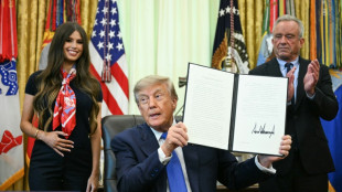 Trump avan&ccedil;a em ofensiva contra vacinas nos EUA