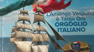 Il Vespucci e la storica berlina Rai a Napoli incrociano il Giro