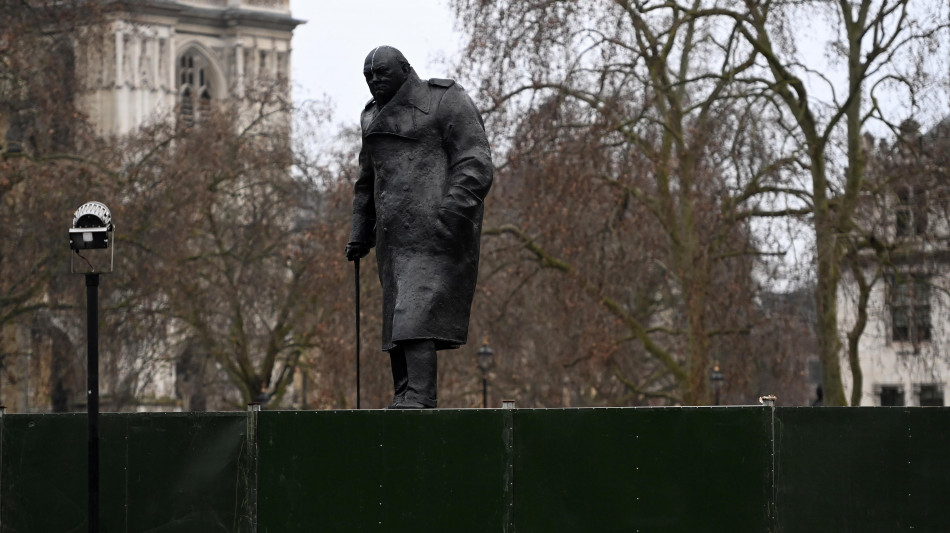 In Gb diventa reato salire sulla statua di Churchill a Londra