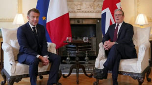 Macron rencontre Starmer à Downing Street, avec l'immigration au menu des discussions