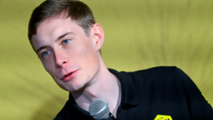 Un ciclista aficionado provoca una ca&iacute;da de Vingegaard en Espa&ntilde;a