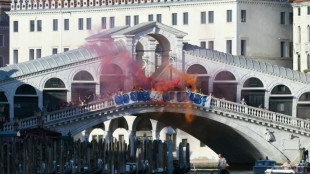 'Sem espa&ccedil;o para Bezos', clama protesto em Veneza contra casamento do fundador da Amazon