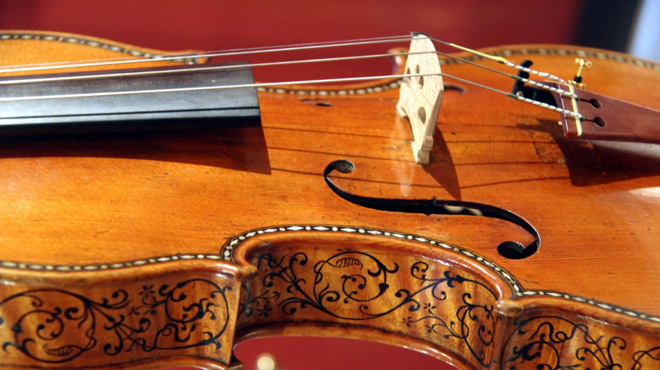 Creato il violino pi&ugrave; piccolo del mondo, meno di un capello