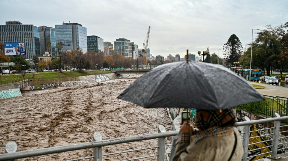 El r&iacute;o Mapocho de Santiago se desborda tras fuertes lluvias