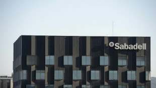 El banco espa&ntilde;ol BBVA anuncia el pago de un dividendo excepcional en plena opa por su rival Sabadell