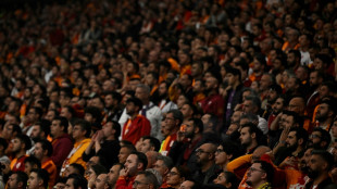 Foot: bouchons d'oreille et antalgiques, plong&eacute;e dans "l'enfer d'Istanbul"