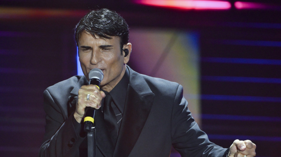 L'Ariston impazzisce per Sal da Vinci e lui si commuove