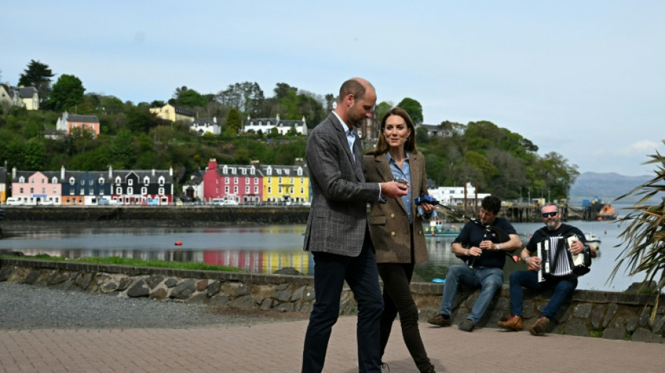 William e Kate publicam foto romântica em bodas discretas na Escócia