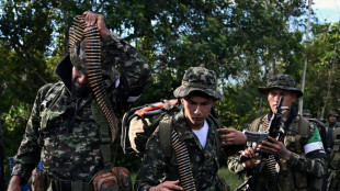 Un centenar de guerrilleros entrega las armas en acuerdo con Petro en Colombia