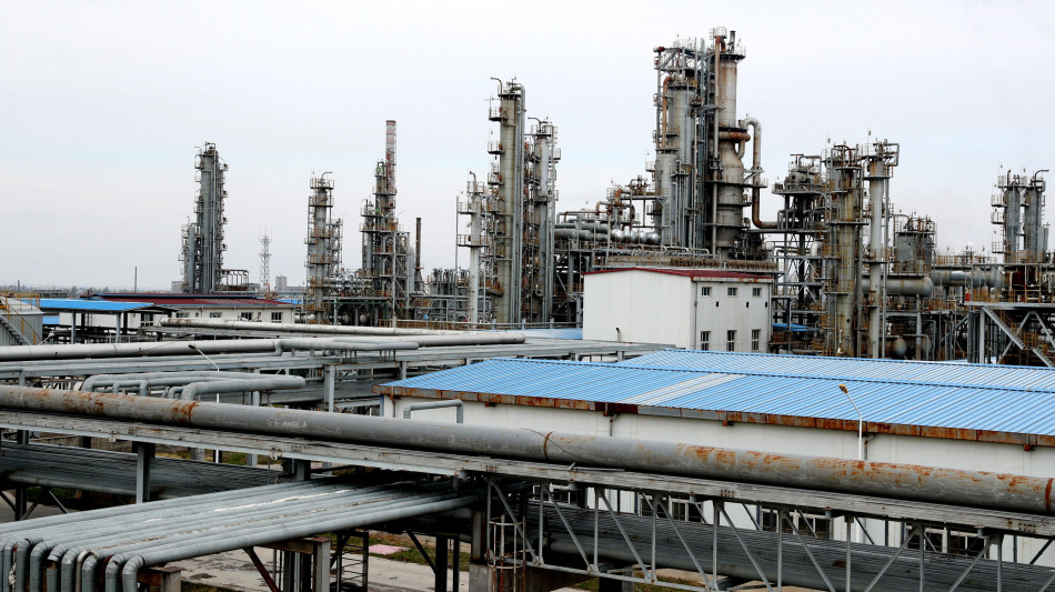 Petrolio ancora gi&ugrave; a 67,21 dollari al barile