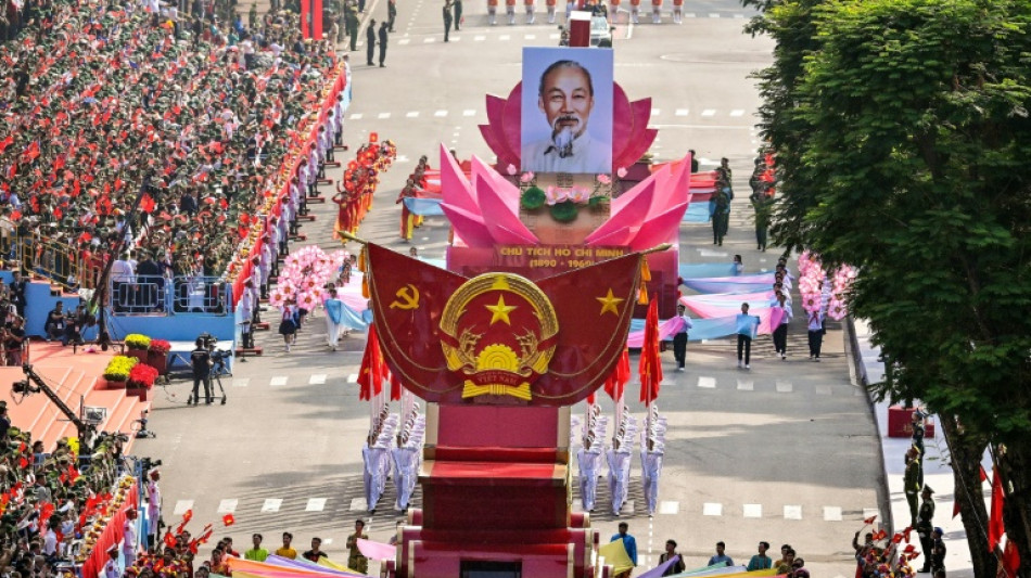 Vietn&atilde; celebra o 50&ordm; anivers&aacute;rio da queda de Saigon com grande desfile militar