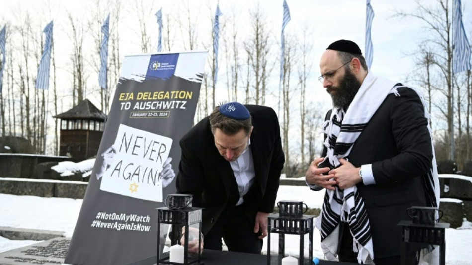 C'est "incroyablement &eacute;mouvant", dit Musk de sa visite du site d'Auschwitz