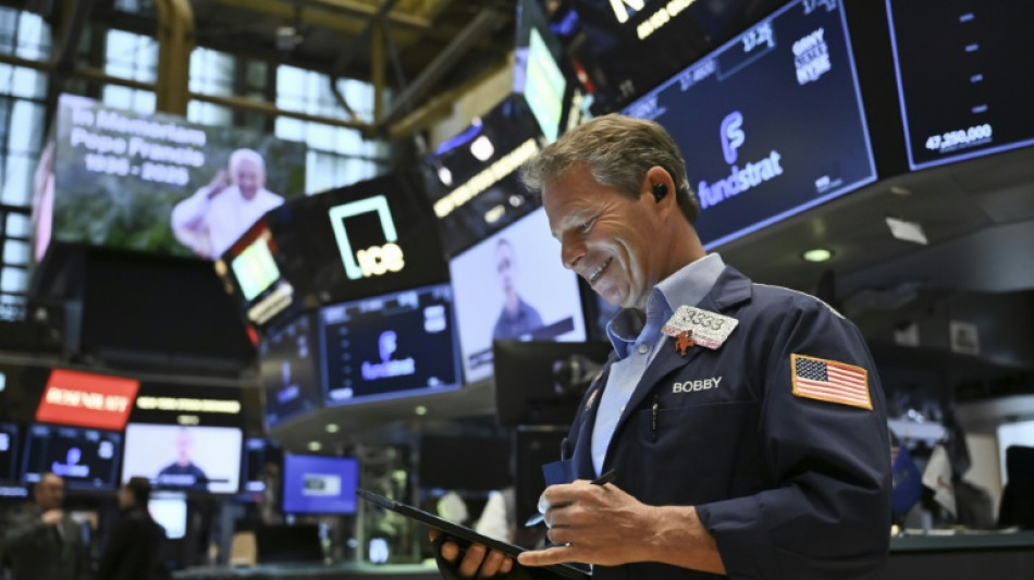 Wall Street termine en hausse, s'accroche avant une salve de donn&eacute;es &eacute;conomiques