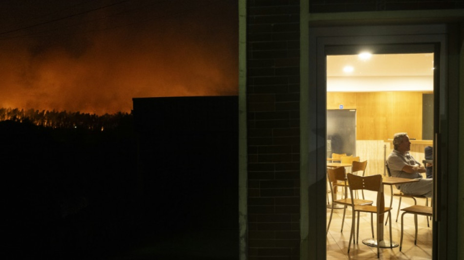 M&aacute;s de 40 incendios forestales contin&uacute;an activos en el norte y el centro de Portugal