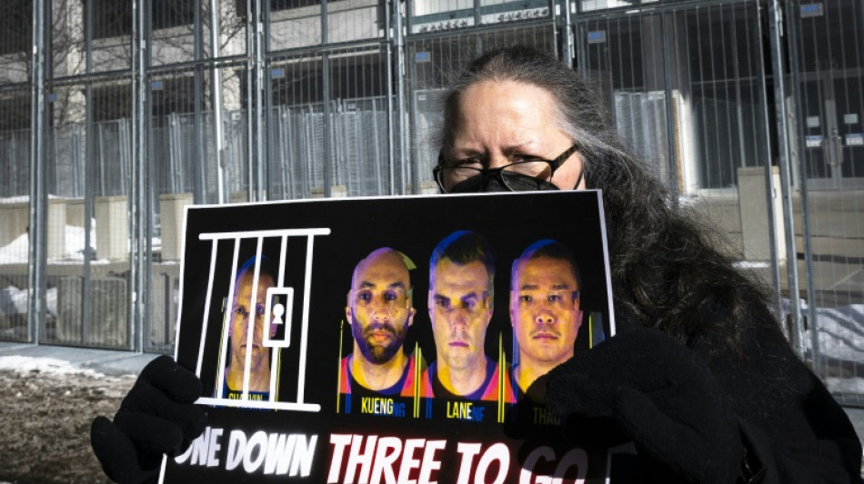 Tres polic&iacute;as juzgados por permanecer pasivos durante el asesinato de George Floyd