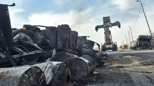 El presidente de Ir&aacute;n visita sitio de explosi&oacute;n en principal puerto del pa&iacute;s que dej&oacute; al menos 28 muertos