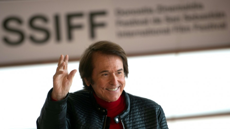 El cantante espa&ntilde;ol Raphael sale del hospital