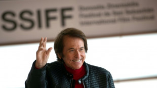 El cantante espa&ntilde;ol Raphael sale del hospital