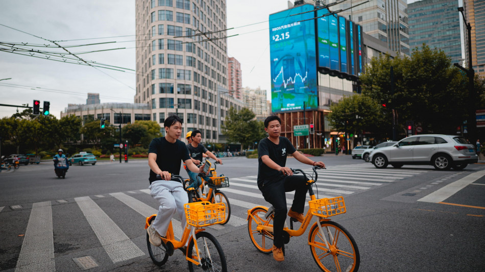 Borsa: Hong Kong positiva, apre a +0,69%