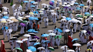 Des foules de musulmans prient sur le mont Arafat, &eacute;tape phare du hajj 