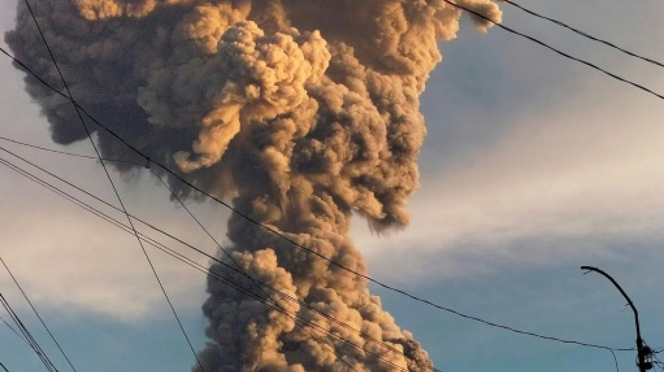 Un volc&aacute;n en Filipinas lanza una enorme columna de ceniza al aire