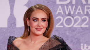 Pops&auml;ngerin Adele ruft Fans zum Verzicht auf Schmei&szlig;en von Gegenst&auml;nden auf 