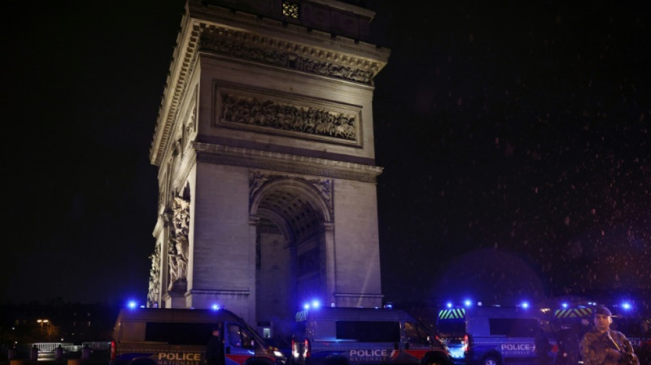 Paris police shoot dead knife man at Arc de Triomphe