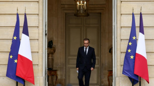 Lecornu pr&ecirc;t &agrave; bouger sur les retraites, Macron l&acirc;ch&eacute; par les siens