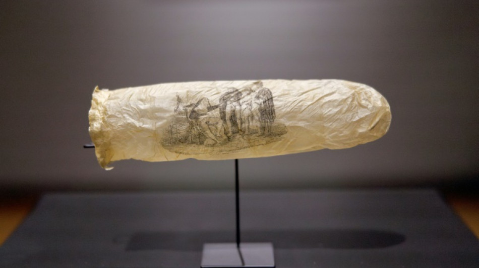 Museu de Amsterdã exibe preservativo do século XIX com gravura erótica