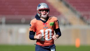 Fans arrive for Patriots-Seahawks Super Bowl as politics swirl