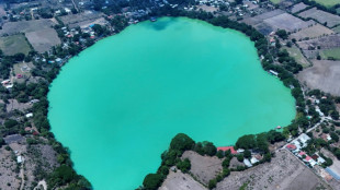 El cambio de color de una laguna en El Salvador causa inquietud y dicha entre los pobladores
