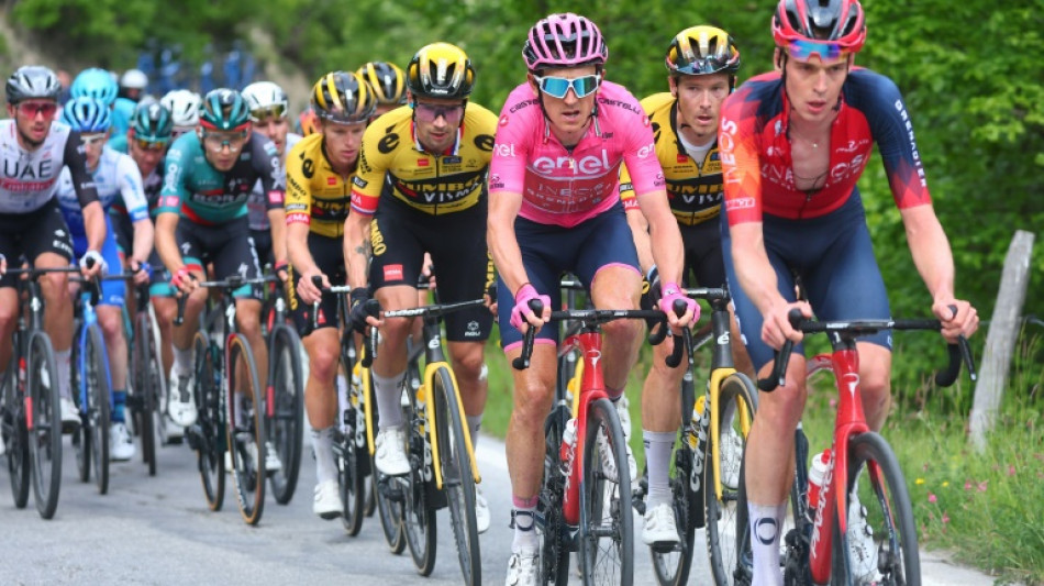 La premi&egrave;re &eacute;tape de montagne rabot&eacute;e: les ennuis continuent pour le Tour d'Italie