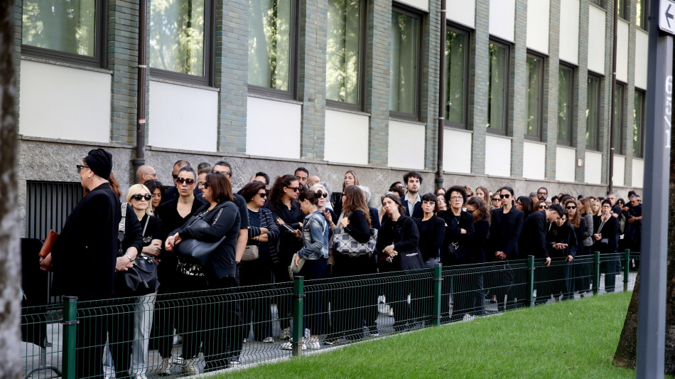 Secondo giorno di camera ardente per Armani, fila dalle 7