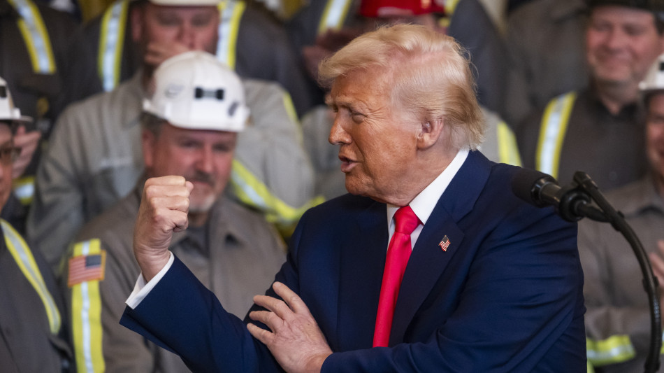 Trump, 'tutti mi chiamano per baciarmi il c...'